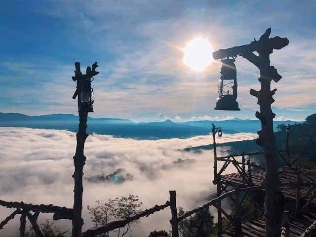 Mỗi giọt sương trở thành điểm sáng tinh khôi, lấp lánh dưới nắng sớm. Cả đồi chè khi ấy giống một tấm thảm xanh mềm mại nối dài bất tận, uốn lượn như sóng. Ảnh Mytour