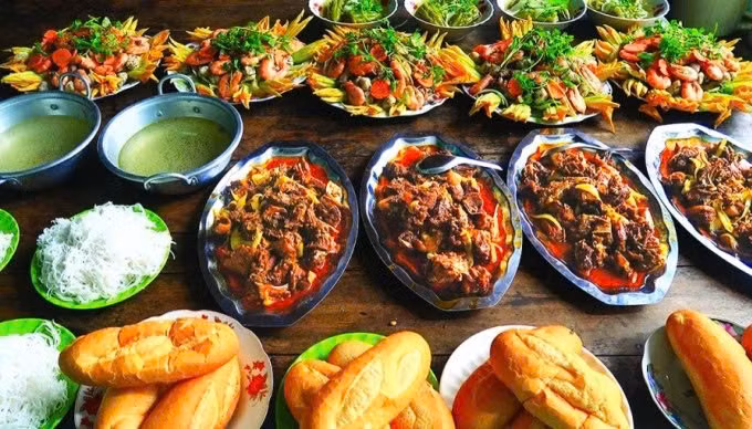 Một số món mang dấu ấn giao thoa văn hóa cũng góp mặt trên mâm giỗ miền Tây. Cà ri gà với vị béo của nước cốt dừa, cay nhẹ của bột cà ri, quyện cùng khoai lang và cà rốt, gợi hơi thở ẩm thực Ấn Độ nhưng đã được biến tấu cho hợp khẩu vị người Việt. Ảnh Nhật Minh