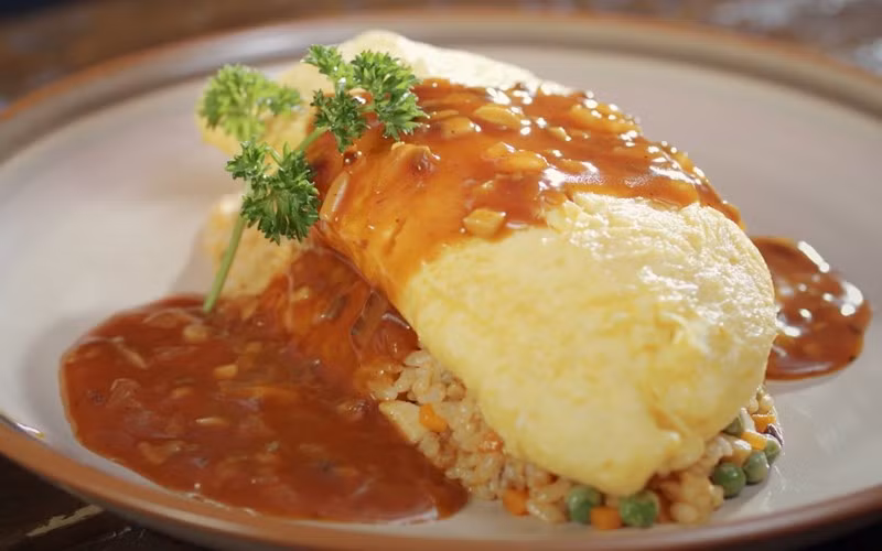 Với bữa trưa, cơm chiên trứng kiểu Nhật hay sandwich trứng và thịt nguội cũng là những gợi ý hấp dẫn, cung cấp năng lượng và dinh dưỡng cho mái tóc khỏe mạnh từ bên trong. Ảnh minh hoạ