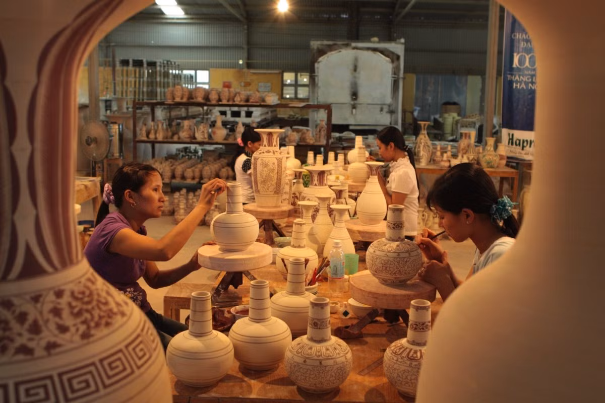 Sản phẩm của làng không chỉ phục vụ đời sống hàng ngày với chén, bát, chum, vại, bình hoa hay chậu cảnh mà còn mang phong cách đa dạng, màu sắc phong phú, phản ánh sự khéo léo và sáng tạo của người thợ. Ảnh IViVu
