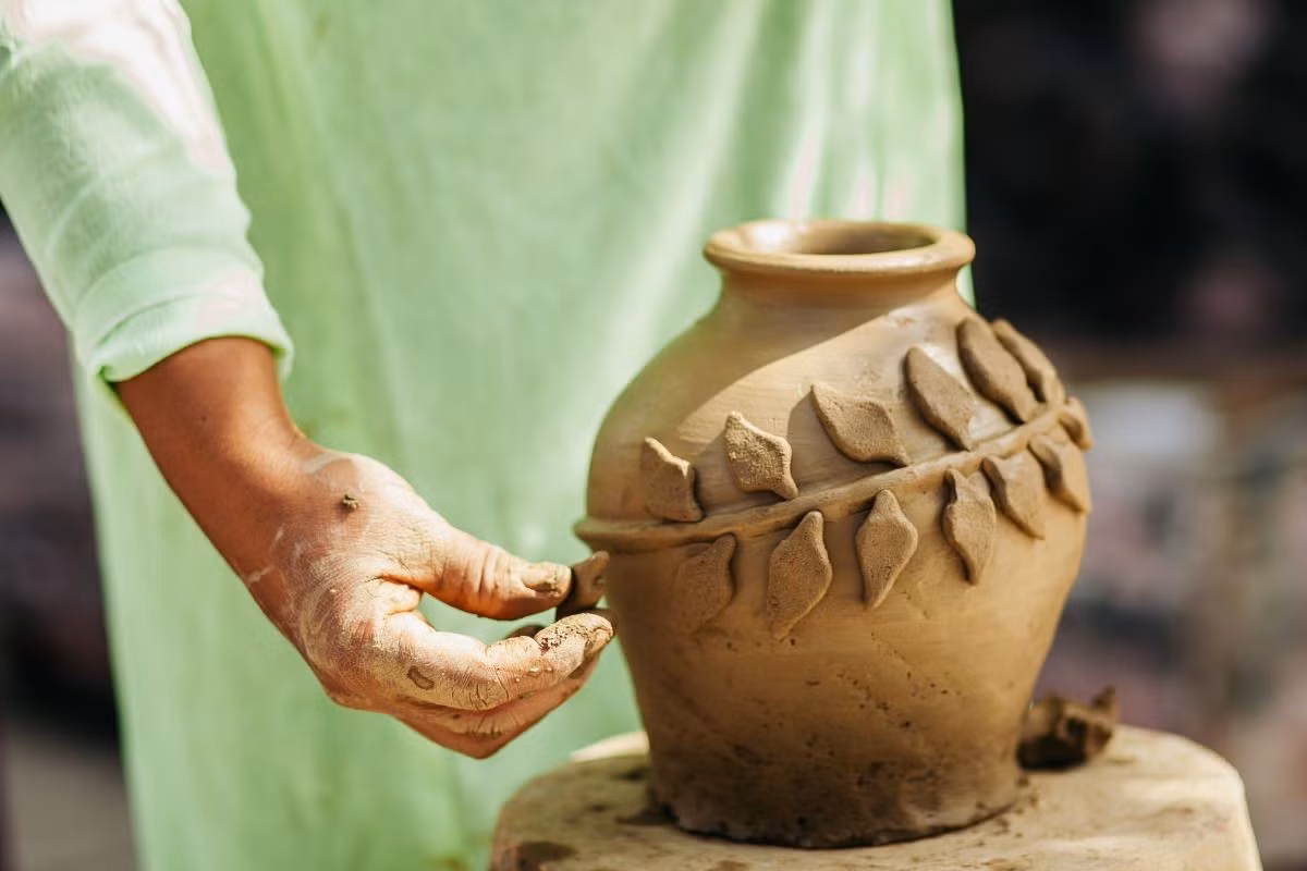 Với lịch sử hơn 500 năm, nghề gốm truyền thống được gìn giữ cùng cảnh quan bình yên, làng Thanh Hà thực sự là điểm du lịch cộng đồng lý tưởng, nơi du khách vừa thưởng ngoạn văn hóa, vừa tận hưởng không gian yên tĩnh, gần gũi với thiên nhiên và đời sống địa phương. Ảnh Internet