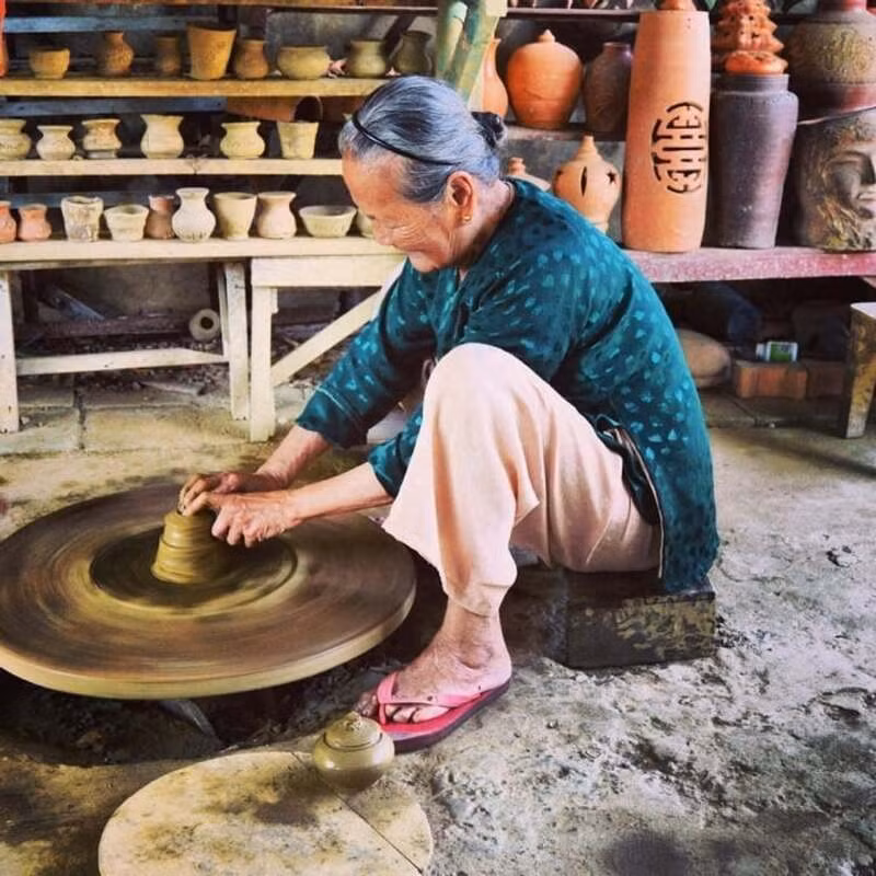 Mỗi sản phẩm là kết tinh từ đất sét, nước sông Thu Bồn, lửa nung và công sức miệt mài của nghệ nhân, hoàn toàn dựa vào kinh nghiệm và đôi bàn tay tài hoa, không theo bất kỳ công thức hay khuôn mẫu nào. Ảnh Datviettour