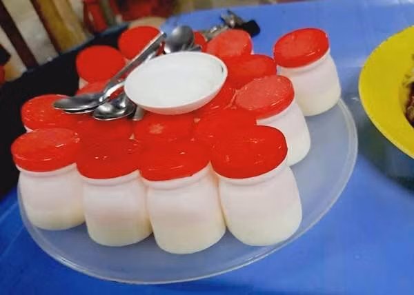 Giới trẻ đặc biệt yêu thích bởi sự lạ miệng, vừa quen thuộc vừa mới lạ, đủ để tạo nên xu hướng mỗi khi ghé thăm thành phố biển. Ảnh MIA