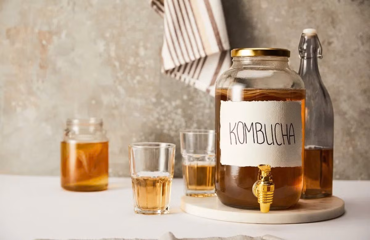 Kombucha loại trà lên men được nhiều người ưa chuộng vì được cho là có khả năng thanh lọc gan, hỗ trợ tiêu hóa và tăng cường miễn dịch không phải thức uống phù hợp cho tất cả mọi người. Ảnh minh họa