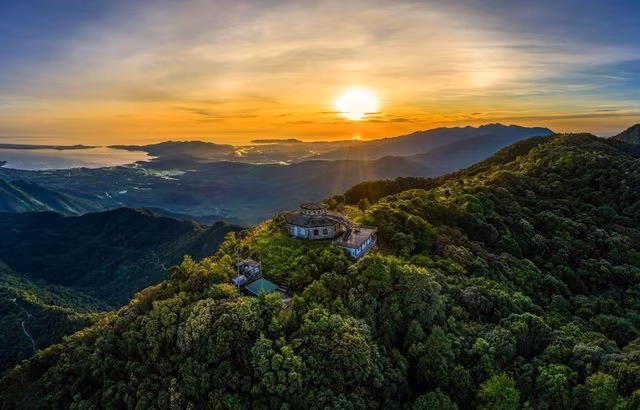 Thời điểm đẹp nhất để ghé Lăng Cô là từ tháng 3 đến tháng 7, khi nắng vàng trải dài trên bãi cát trắng, sóng biển êm và nước trong xanh đến tận đáy. Không đông đúc, không xô bồ, chỉ có gió biển dịu dàng và bầu không khí chan hòa – đủ để khiến nhiều du khách muốn nán lại lâu hơn dự định. Ảnh Sovabatravel