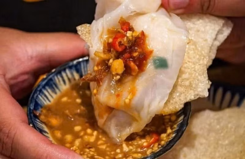 Ngoài ra, ở Đà Nẵng, bánh tráng đập thường được bán kèm với bánh bèo, lọc, nậm trong các quán bình dân hay khu chợ Cồn, chợ Hàn. Quảng Ngãi và Huế cũng có phiên bản riêng với phần bánh mắm nêm đậm đà hơn, hợp khẩu vị người địa phương. Ảnh Internet