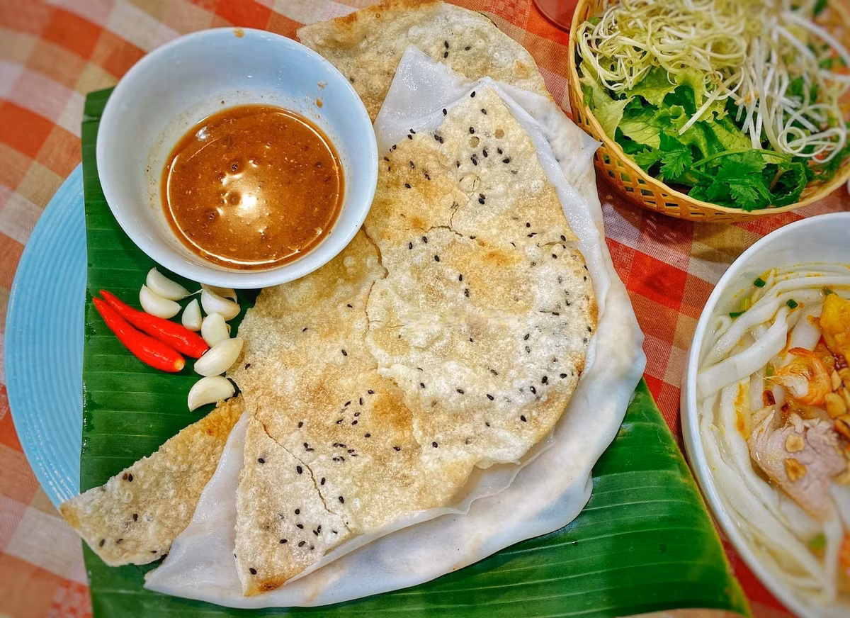 Cái thú vị nằm ở sự đối lập của hai lớp bánh: một giòn tan, một dai mềm, hòa quyện cùng mắm nêm dậy vị khiến ai ăn rồi cũng khó lòng quên được. Đặc biệt, món ăn này không cần cầu kỳ trong cách trình bày, càng mộc mạc càng ngon. Ảnh Vietnamnet