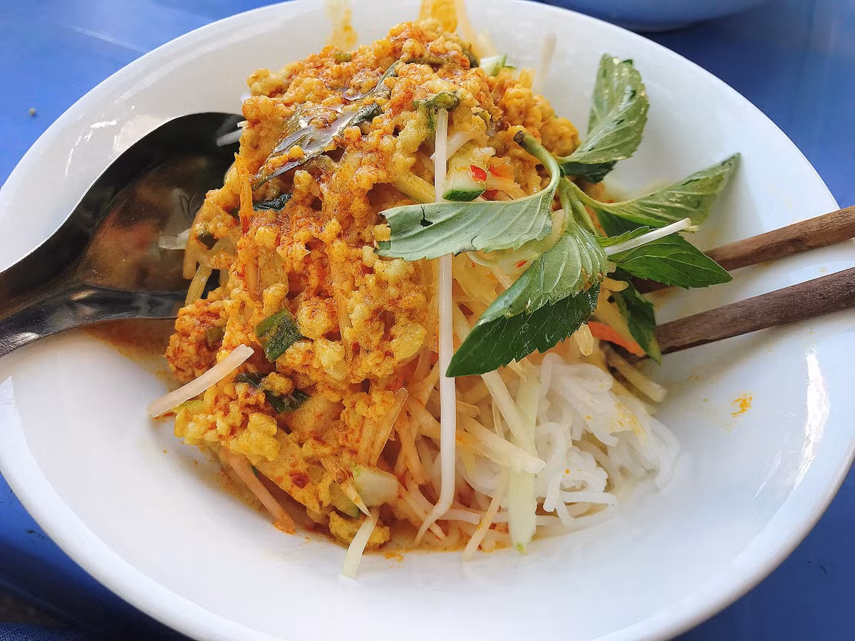 Bún kèn ở miền Tây Nam Bộ nổi tiếng nhất tại Hà Tiên và Phú Quốc. Trong khi các phiên bản khác như ở An Giang hay Cần Thơ dùng cá lóc, đặc trưng của bún kèn Phú Quốc là cá nhồng hoặc cá ngân – những loại cá đặc hữu vùng biển nơi đây, tạo nên hương vị riêng không thể nhầm lẫn. Ảnh Phuquoc