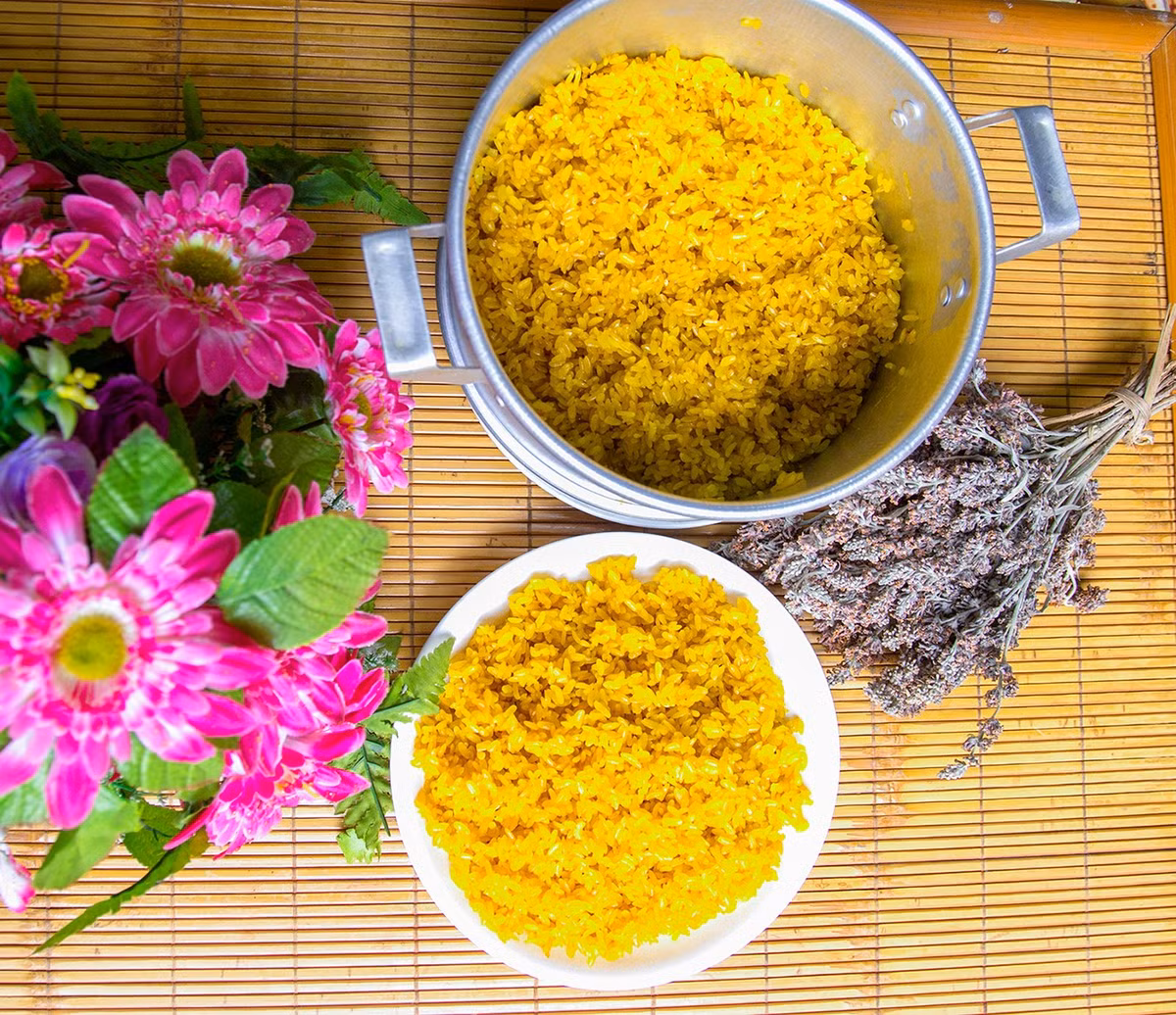 Giữa vô vàn món ngon của vùng cao Tây Bắc, xôi bjoóc phón nổi bật với màu vàng óng, hương thơm dịu và vị dẻo ngọt đặc trưng. Đây là món xôi độc đáo, vừa ngon miệng vừa mang đậm bản sắc văn hóa của người Tày, Nùng. Ảnh dulichCaoBang