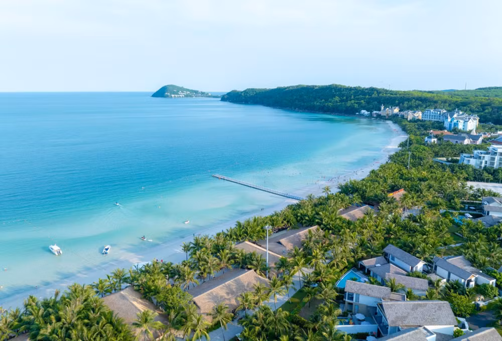 Mới đây, Giải thưởng Du lịch Thế giới World Travel Awards 2025 tiếp tục gọi tên Việt Nam tại 16 hạng mục “hàng đầu thế giới”, khẳng định vị thế ngày càng rõ nét của du lịch nước ta trên trường quốc tế. Trong số đó, danh hiệu dành cho Bãi Kem (Phú Quốc) được giới chuyên môn và du khách đặc biệt chú ý khi lần đầu tiên bãi biển này được vinh danh là “Bãi biển hàng đầu thế giới 2025”. Ảnh Sun