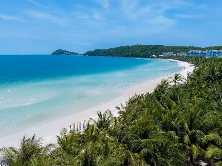 Không ồn ào, náo nhiệt như một số bãi biển trung tâm, Bãi Kem chinh phục du khách bằng vẻ đẹp tinh khiết và nhịp sống chậm. Dải cát trắng mịn trải dài, cong nhẹ ôm trọn vịnh biển kín gió, kết hợp với làn nước xanh trong tạo nên khung cảnh nghỉ dưỡng đúng nghĩa – nơi du khách có thể tìm thấy cảm giác thư thái tuyệt đối. Ảnh visitphuquoc