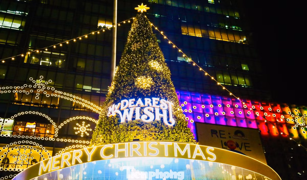 Các trung tâm thương mại lớn cũng không kém phần rực rỡ. Cây thông Noel cao hàng chục mét, tiểu cảnh tuyết nhân tạo và các góc chụp hình lung linh thu hút đông đảo du khách, đặc biệt là gia đình có trẻ nhỏ. Nhiều trung tâm còn tổ chức biểu diễn âm nhạc, trò chơi tương tác và hoạt động với ông già Noel, tạo nên trải nghiệm Giáng sinh hiện đại, tiện lợi và vui nhộn. Ảnh Báo Tiền phong