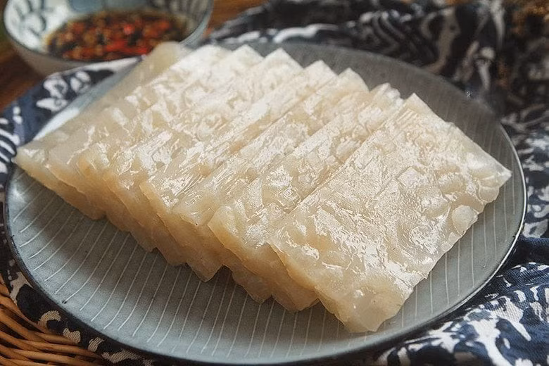 Chọn chế độ nấu chân giò trong 50 phút. Sau khi nồi xả áp suất, bỏ phần gia vị và rót nước bì đã nấu vào khuôn hoặc hộp yêu thích. Để nguội và cho vào tủ lạnh đến khi đông lại. Ảnh minh họa