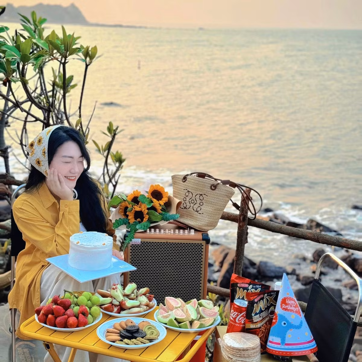 Dù chưa phát triển rầm rộ về du lịch, bãi Lữ vẫn là nơi lý tưởng để thưởng thức hải sản tươi sống. Ảnh Thu Hoài