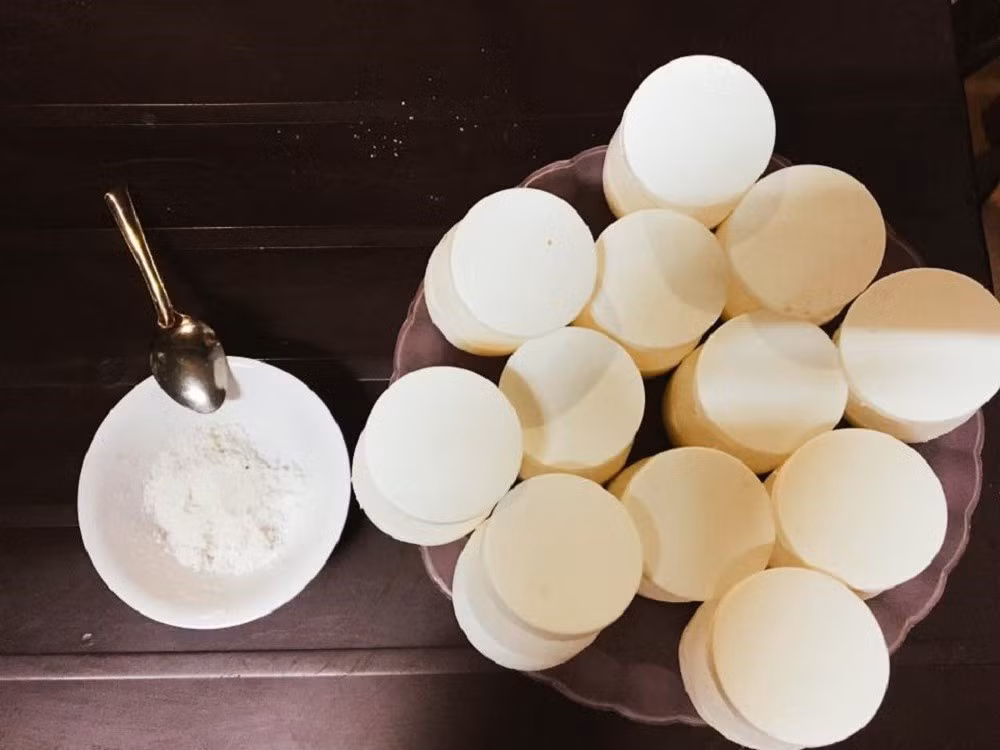 Nhắc đến Đà Nẵng, nhiều người nghĩ ngay đến hải sản tươi ngon, mì Quảng, bánh tráng cuốn thịt heo hay ốc hút vỉa hè. Thế nhưng, ẩm thực đường phố ở thành phố biển này còn ẩn chứa một món ăn vặt độc đáo, tưởng quen thuộc mà lại rất lạ miệng – yaourt muối. Ảnh MIA