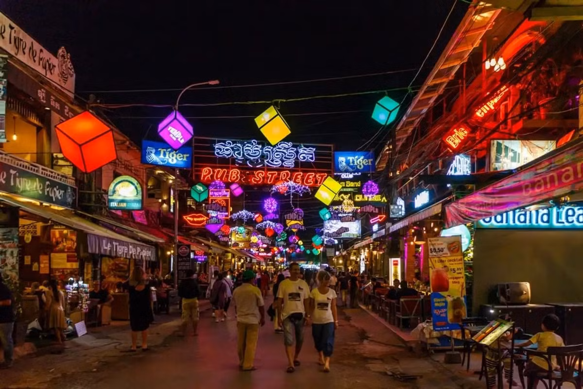 Không xa đó, thành phố Siem Reap lại mang đến không khí sôi động của ẩm thực và văn hóa đường phố. Khi đêm xuống, chợ đêm Siem Reap bừng sáng với hàng trăm gian hàng đặc sản, đồ thủ công và ẩm thực địa phương hấp dẫn. Ảnh Vietourist