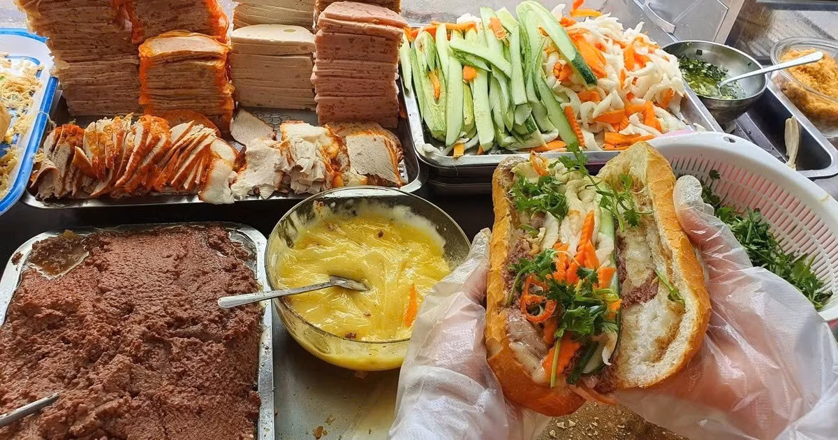 Ngoài phiên bản truyền thống thập cẩm, các biến thể như bánh mì thịt nướng, bánh mì heo quay cũng được đánh giá cao trên các bảng xếp hạng quốc tế. Ảnh Vũ Phượng
