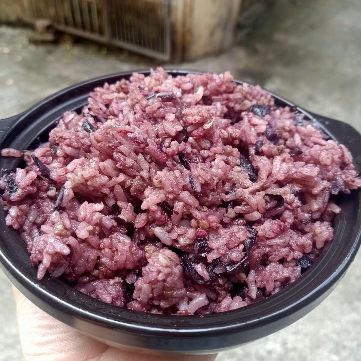 Mỗi gói xôi chỉ từ 20.000 – 30.000 đồng, nhưng mang trọn hương mùa và tấm lòng hiếu khách của người miền sơn cước. Ảnh Báo Cao Bằng