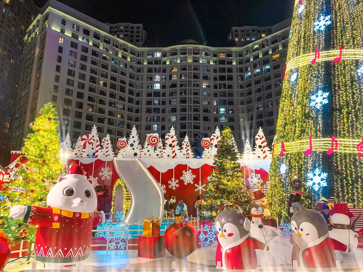 Hà Nội mùa Giáng sinh mang đến vô vàn góc chụp đẹp, từ cổ kính đến hiện đại, từ không gian nhộn nhịp đến những quán cà phê ấm áp. Dù lựa chọn điểm đến nào, du khách đều có thể tận hưởng trọn vẹn tinh thần lễ hội, lưu giữ những khoảnh khắc đáng nhớ và hòa mình vào không khí rộn ràng cuối năm tại thủ đô. Ảnh VinWonders
