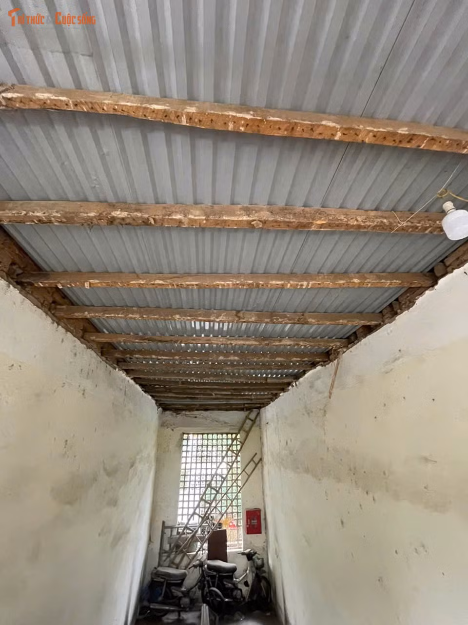 Nhiều vị trí lộ rõ cốt thép bên trong đã hoen gỉ.