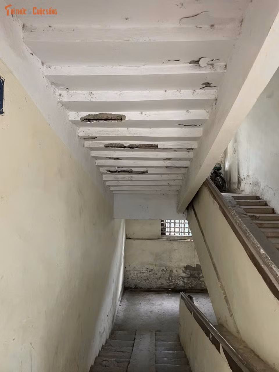 Không chỉ trần, tường các căn hộ và khu vực cầu thang cũng bị nứt, thấm nước kéo dài. Các mảng tường loang lổ, bong tróc, mất kết cấu liên kết.