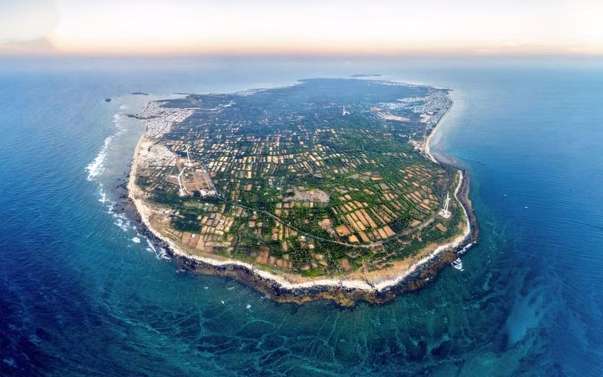 Nằm cách Phan Thiết khoảng 56 hải lý, đảo Phú Quý (tỉnh Lâm Đồng) bất ngờ xuất hiện trong top 10 điểm đến hàng đầu Đông Nam Á 2026 do tờ Khaosod English (Thái Lan) bình chọn. Tờ báo mô tả hòn đảo này đẹp “như phim điện ảnh”, mang đến cho du khách những trải nghiệm yên tĩnh, tránh xa dòng du lịch đại trà. Ảnh iVIVU