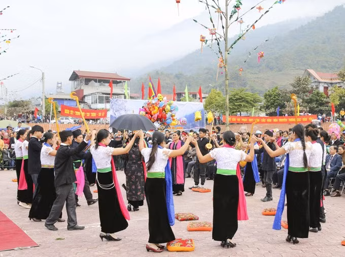 Nhiều khu rừng ban cổ thụ đã trở thành điểm nhấn du lịch của địa phương. Mùa ban nở cũng là thời điểm diễn ra các hoạt động lễ hội truyền thống, thu hút du khách đến hòa mình vào không khí văn hóa đặc trưng của vùng Tây Bắc. Ảnh Xuân Tư