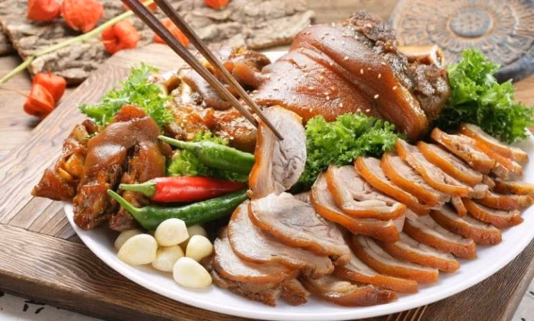 Món ngon nổi tiếng nhất là lòng dồi và thịt bụng hấp cách thủy. Khi thưởng thức, thịt chấm cùng lá nhội giã nhỏ trộn hạt dổi hoặc hạt xẻn, ớt xanh tạo nên hương vị hòa quyện vừa ngọt, vừa chua nhẹ, chát dịu – một trải nghiệm khó quên đối với những ai lần đầu thử. Ảnh 2Trip