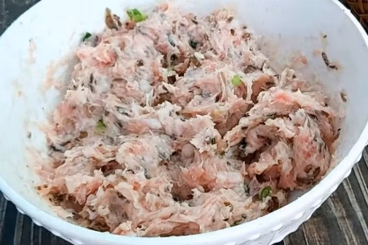 Chỉ với vài nguyên liệu quen thuộc, bạn hoàn toàn có thể tự tay làm những viên thịt vàng ươm, nóng hổi, ăn kèm cơm, bún hay bánh mì đều hợp lý. Ảnh minh họa