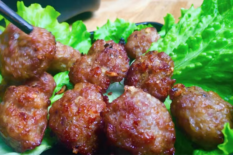 Với công thức đơn giản, nguyên liệu dễ tìm, thịt viên nướng tại nhà sẽ là lựa chọn hoàn hảo cho bữa cơm gia đình hay bữa ăn cuối tuần. Những viên thịt mềm ngọt, đậm đà chắc chắn sẽ khiến mọi thành viên hào hứng thưởng thức và còn muốn ăn thêm lần nữa. Ảnh minh họa