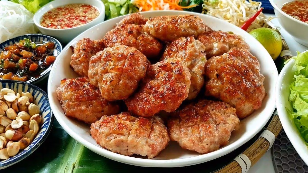 Thịt viên nướng là món ăn quen thuộc nhưng chưa bao giờ mất sức hút với nhiều gia đình nhờ hương vị thơm ngon, mềm ngọt và cách chế biến đơn giản. Ảnh minh họa