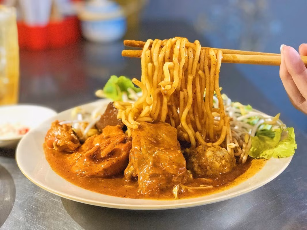 Để có được sợi bánh tầm trắng ngà, dai mềm đúng chuẩn, người làm phải chọn loại gạo ngon, ngâm qua đêm rồi xay mịn, sau đó trộn với bột năng và nước sôi. Hỗn hợp này được nhồi thủ công đến khi dẻo mịn rồi mới tạo sợi. Dù mất thời gian, cách làm thủ công vẫn là “bí quyết” giữ độ mềm dai tự nhiên, không lẫn vào đâu được. Ảnh Quán Lâm Tuệ