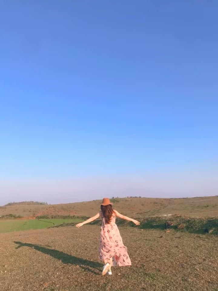 Thảo nguyên Bùi Hui không ồn ào, không thương mại hóa – chính nét hoang sơ và bình dị ấy đang dần đưa nơi đây trở thành một trong những điểm đến lý tưởng cho mùa hè. Ảnh Yến Nhi