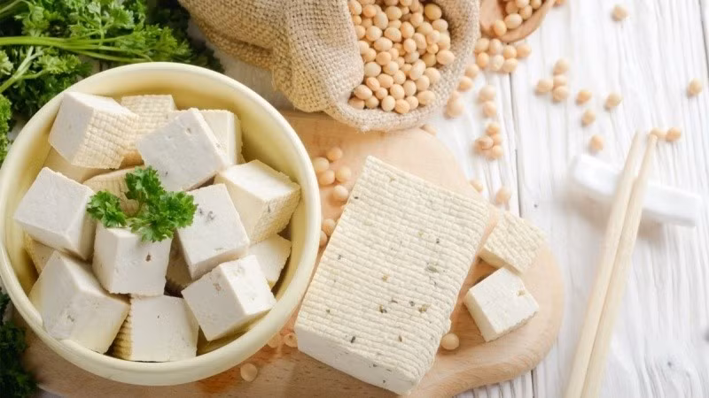 Đậu phụ là thực phẩm giàu protein nhưng ít calo, phù hợp cho bữa tối nhẹ. Theo Viện Dinh dưỡng Quốc gia, 100g đậu phụ chứa khoảng 80 calo và 8g protein thực vật chất lượng cao. Isoflavone trong đậu nành còn có tác dụng điều hòa nội tiết, hỗ trợ chuyển hóa mỡ hiệu quả. Ảnh minh hoạ