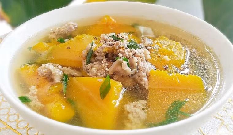 Đối với những người khỏe mạnh, bí đỏ vẫn là thực phẩm bổ dưỡng và có thể ăn 1–2 lần mỗi tuần với khẩu phần vừa phải. Chế biến đa dạng, kết hợp cùng các loại rau củ khác và điều chỉnh lượng ăn sẽ giúp tận dụng tối đa lợi ích của bí đỏ mà vẫn bảo vệ sức khỏe toàn diện. Ảnh minh họa