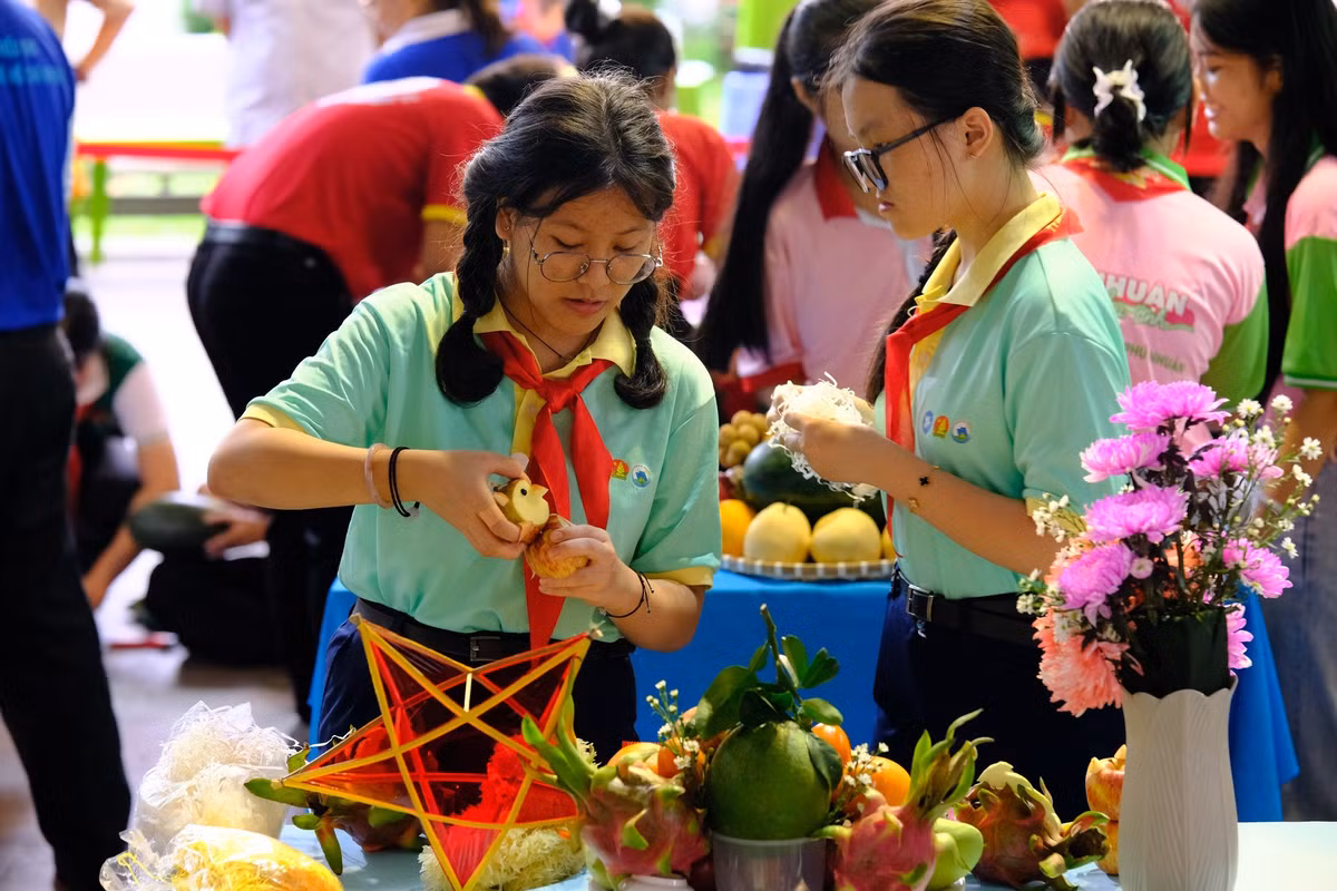 Trong khi đó, Nhà Thiếu nhi TP.HCM duy trì chương trình “Đêm hội trăng rằm” với hoạt động làm lồng đèn, múa lân, giúp trẻ em vừa vui chơi vừa học hỏi về truyền thống. Ảnh Tapchidulich
