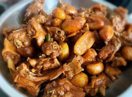 Polyphenol trong quất hồng bì giúp làm chậm quá trình lão hóa, làm mờ nếp nhăn và duy trì sự tươi sáng. Nhờ vậy, việc sử dụng quất hồng bì đều đặn vừa giúp cơ thể khỏe mạnh vừa giúp da luôn rạng rỡ, căng mịn. Ảnh minh họa