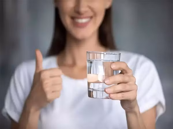 Chính vì vậy, những gì được nạp vào cơ thể trước giờ ngủ không chỉ ảnh hưởng đến chất lượng giấc ngủ mà còn tác động trực tiếp đến cảm giác nhẹ nặng của vòng bụng. Các loại đồ uống phù hợp thường giúp làm dịu hệ tiêu hóa, giảm tích nước, ổn định đường huyết và giúp cơ thể thư giãn để dễ dàng đi vào giấc ngủ sâu hơn.