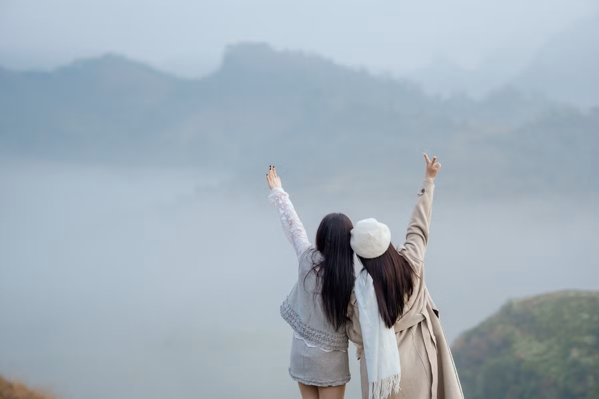 Những năm gần đây, đồi cỏ Ba Quáng dần trở thành điểm hẹn của du khách yêu thiên nhiên. Không chỉ để chụp ảnh “sống ảo”, nơi đây còn phù hợp cho các hoạt động dã ngoại, cắm trại, dựng lều qua đêm hay tổ chức những bữa tiệc nướng ngoài trời bên gia đình và bạn bè. Thu Quỳnh