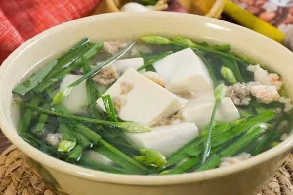 Đậu hũ non kết hợp lá hẹ và hành tỏi, nấu vừa chín tới, ăn nóng. Đây là món nhẹ nhàng, dễ tiêu, bổ sung dinh dưỡng và cải thiện sức khỏe phòng the. Ảnh minh họa
