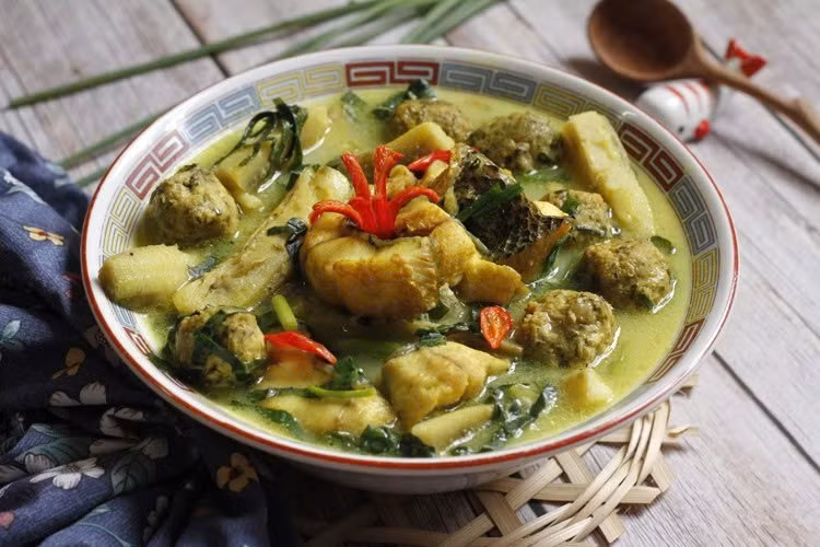 Những người đang dùng thuốc, đặc biệt là thuốc làm loãng máu, cũng cần cẩn trọng với lượng omega-3 cao từ cá, vì có thể làm tăng nguy cơ chảy máu. Tham khảo bác sĩ và ăn cá điều độ là cách để bổ sung dưỡng chất mà vẫn an toàn. Ảnh minh họa