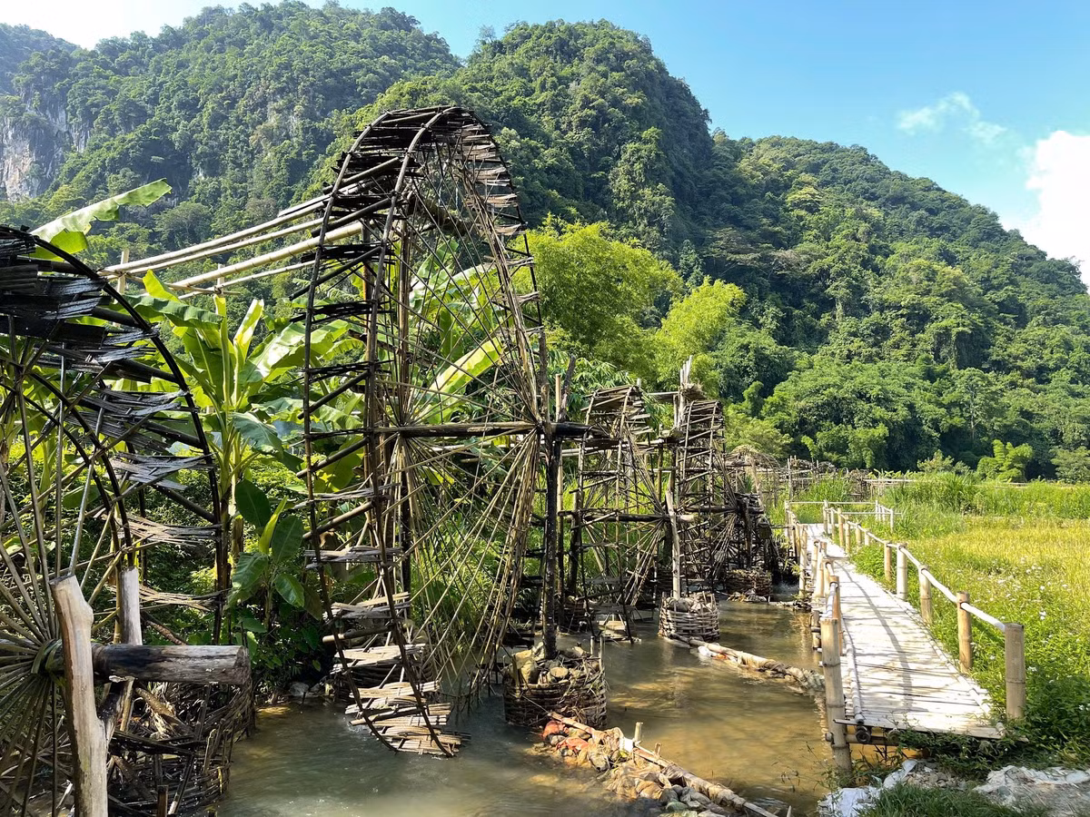Tour 2 ngày 1 đêm của Vietravel là lựa chọn lý tưởng cho những ai muốn khám phá các điểm nổi bật của Pù Luông như bản Hòa Bình, thác Pù Luông và ngắm mùa vàng trên những thửa ruộng bậc thang, mà không tốn quá nhiều thời gian di chuyển. Ảnh Văn Phong