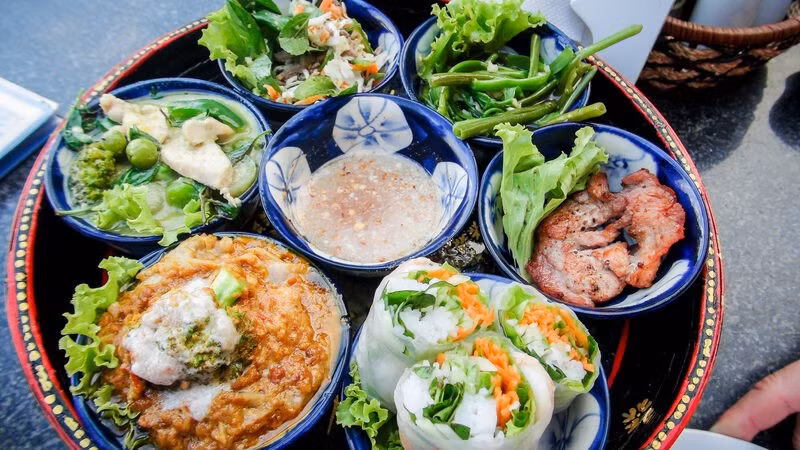 “Ẩm thực Campuchia là sự giao thoa giữa thời kỳ hưng thịnh của đế chế Khmer và dấu ấn văn hóa Pháp”, Travel + Leisure nhận định. Các món ăn mang hương vị đặc trưng của thảo mộc tươi, gia vị ấm, mắm cá lên men prahok và nguồn thủy sản nước ngọt phong phú. Dưới đây là 8 món đường phố tiêu biểu, được xem như những lát cắt sinh động nhất của ẩm thực Campuchia. Ảnh Internet