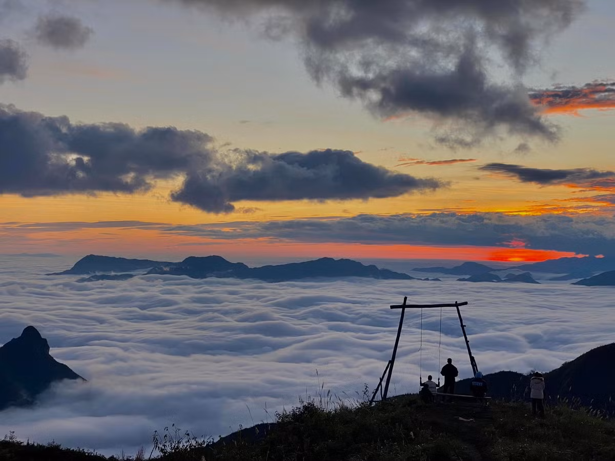 Không khí trong lành, thanh mát, cùng cảm giác chiến thắng sau một hành trình gian nan, tạo nên trải nghiệm khó quên với bất cứ ai chinh phục ngọn núi này. Ảnh Phương Thảo