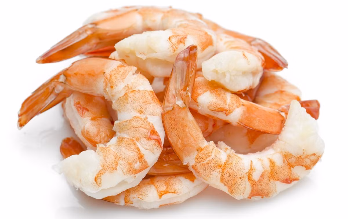 Tương tự, tôm và cải bó xôi cũng là sự kết hợp cần cân nhắc. Tôm giàu canxi, nhưng axit phytic trong cải bó xôi có thể tạo thành muối không hòa tan, cản trở hấp thụ canxi và các dưỡng chất khác. Việc chế biến tách riêng các món rau và hải sản giúp cơ thể hấp thu tốt hơn, đồng thời tránh các vấn đề về tiêu hóa. Ảnh minh hoạ