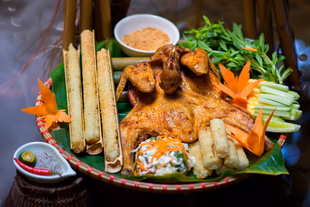 Vào những buổi giao lưu cộng đồng, rượu cần – ủ từ men lá và nếp – là thức uống không thể thiếu. Khu vực lân cận buôn cũng có nhiều đặc sản nổi tiếng của Buôn Ma Thuột như bún đỏ, bò nhúng me hay phở khô, mang đến trải nghiệm ẩm thực đa dạng hơn cho người ghé thăm. Ảnh lalago