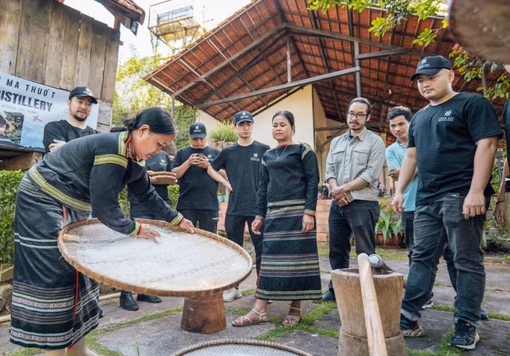 Mộc mạc, yên bình và đậm bản sắc, buôn Akô Dhông là điểm đến giúp du khách hiểu rõ hơn văn hóa Ê Đê qua từng nếp nhà dài, từng bữa ăn dân dã và từng câu chuyện đời thường.Ảnh lalago