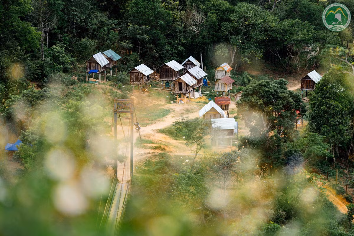 Thực chất, đây chính là nơi người Xơ Đăng dùng để bảo quản hạt gạo – lương thực quý giá gắn bó từ bao đời. Với họ, kho lúa không chỉ là công trình lưu trữ, mà còn là biểu tượng của sự no đủ và lòng biết ơn tổ tiên. Ảnh Du lịch Măng Đen