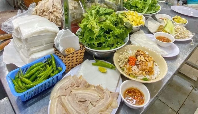 banh-trang-cuon-thit-heo-bi-my.jpg