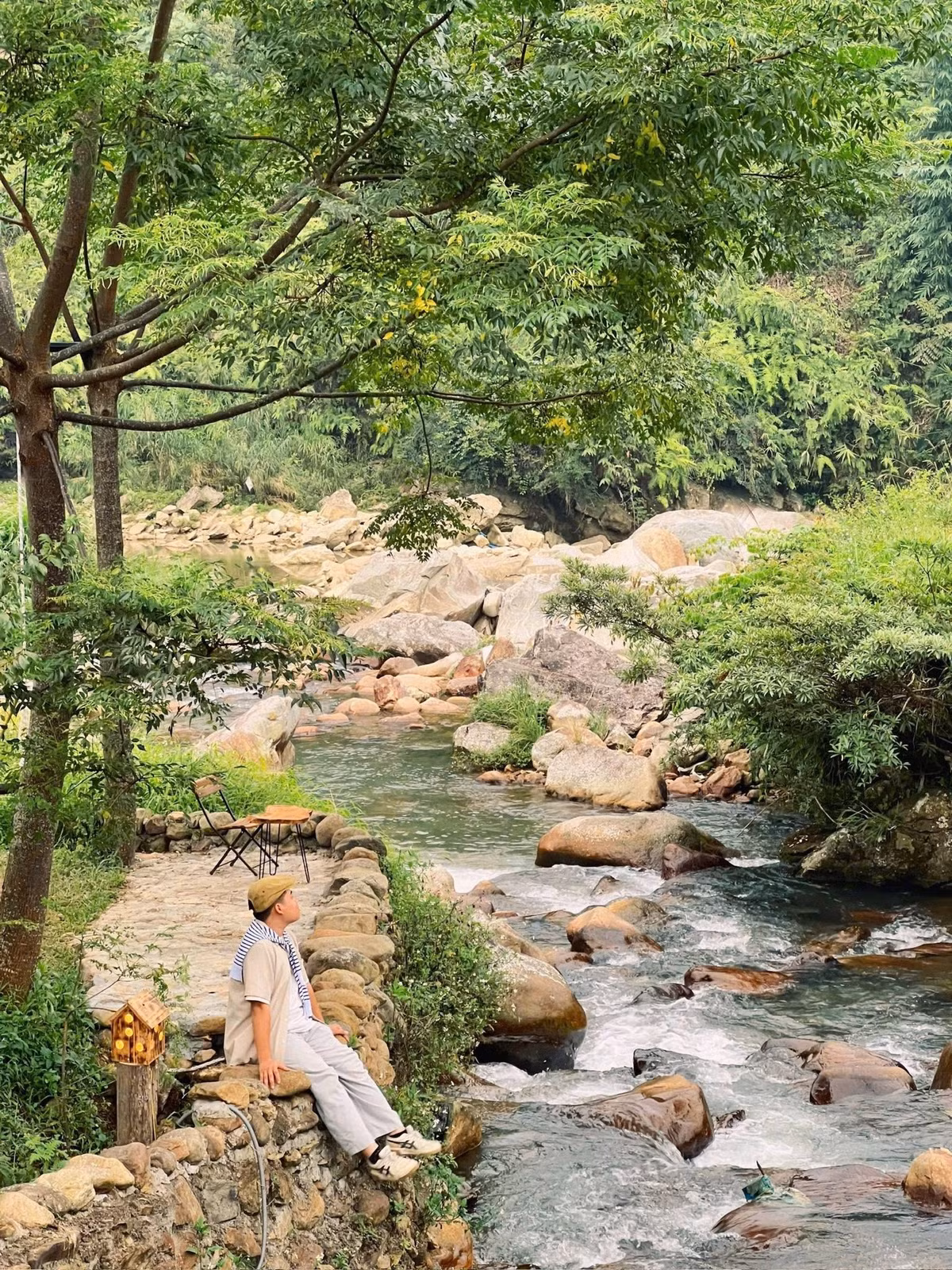 Hành trình được thiết kế gọn gàng nhưng vẫn đầy đủ trải nghiệm. Ngày đầu tiên, du khách sẽ di chuyển vào bản Tả Van, tham quan thung lũng Mường Hoa, cây cầu gỗ bắc qua suối từng xuất hiện trong nhiều bộ ảnh cưới, thưởng thức ẩm thực bản địa và nghỉ đêm tại homestay view ruộng bậc thang. Sang ngày thứ hai là thời gian để dạo chơi quanh bản, khám phá cuộc sống người Giáy, H’Mông, Dao đỏ, chụp ảnh lưu niệm và chọn mua đặc sản vùng cao trước khi trở về Sa Pa. Ảnh Vanh